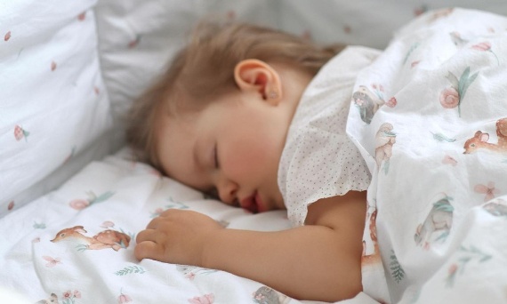 Ile śpi niemowlę? Odpowiednia ilość snu dla dziecka.