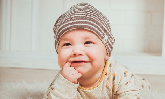 Jesienne ubranka dla niemowląt – jak ubierać dziecko w chłodniejsze dni?