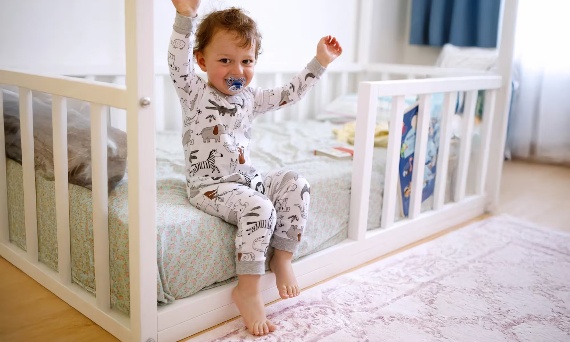 Łóżeczko na lata – zalety modeli rosnących razem z dzieckiem