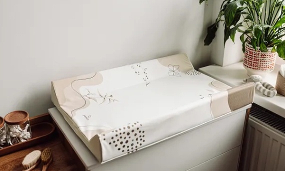 Jaki przewijak na komodę wybrać? Porady dla rodziców