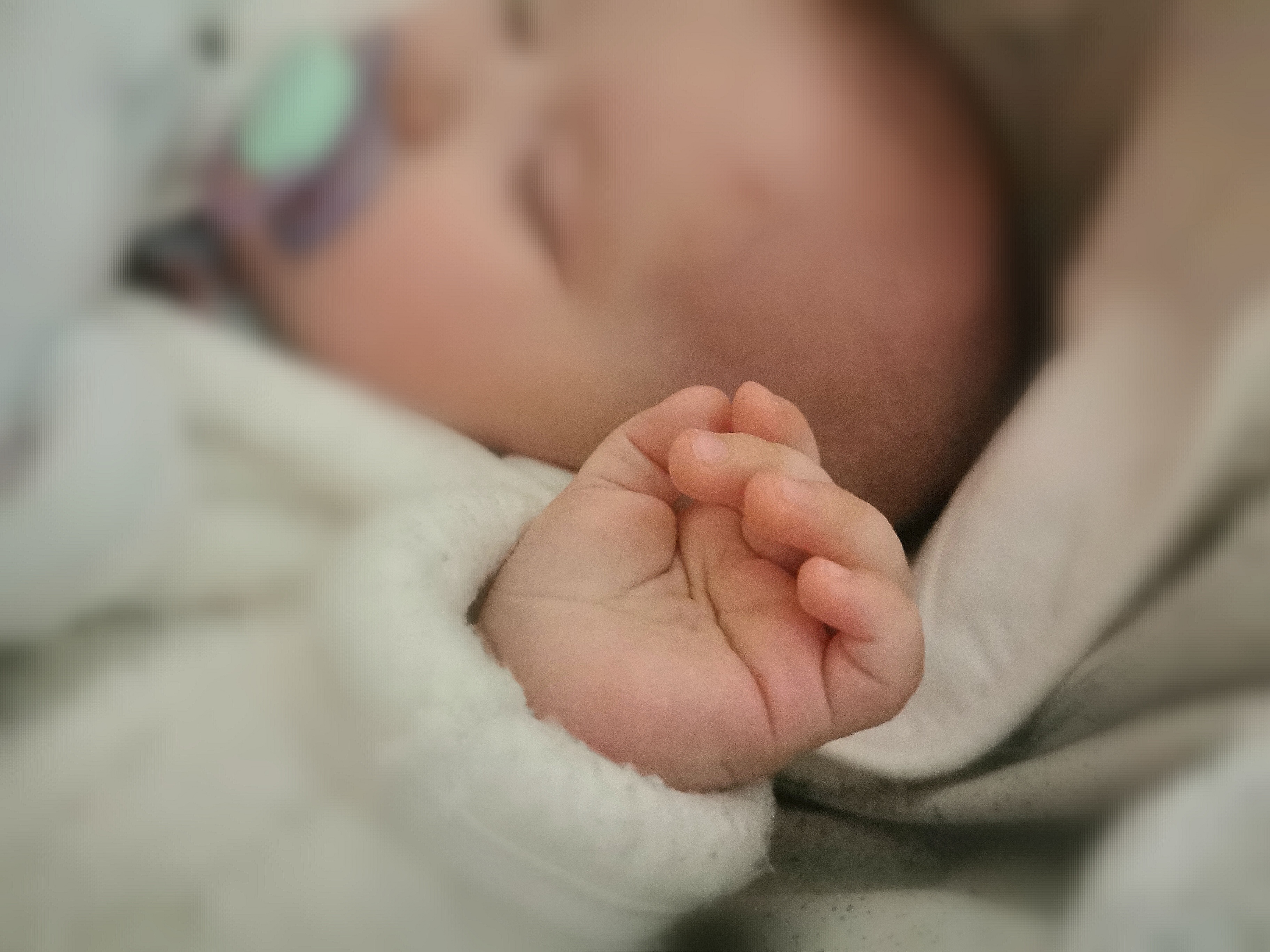 Ile śpi niemowlę? Odpowiednia ilość snu dla dziecka.