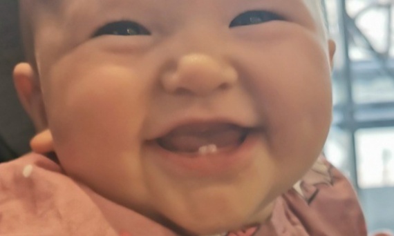 Pierwsze ząbki u maluszka – jak przetrwać ten trudny czas razem?